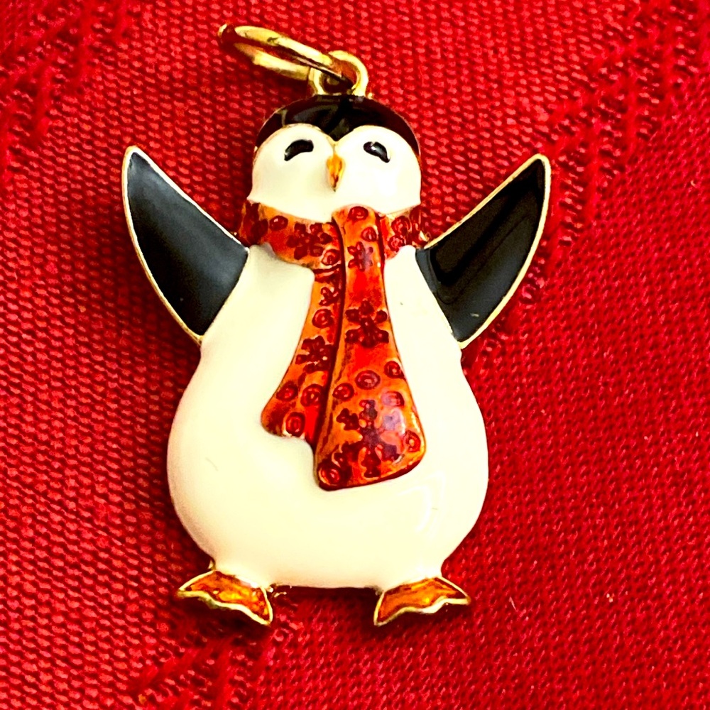 5/$10❤️❤️❤️Vintage 90s Enameled Penguin Charm Pendant